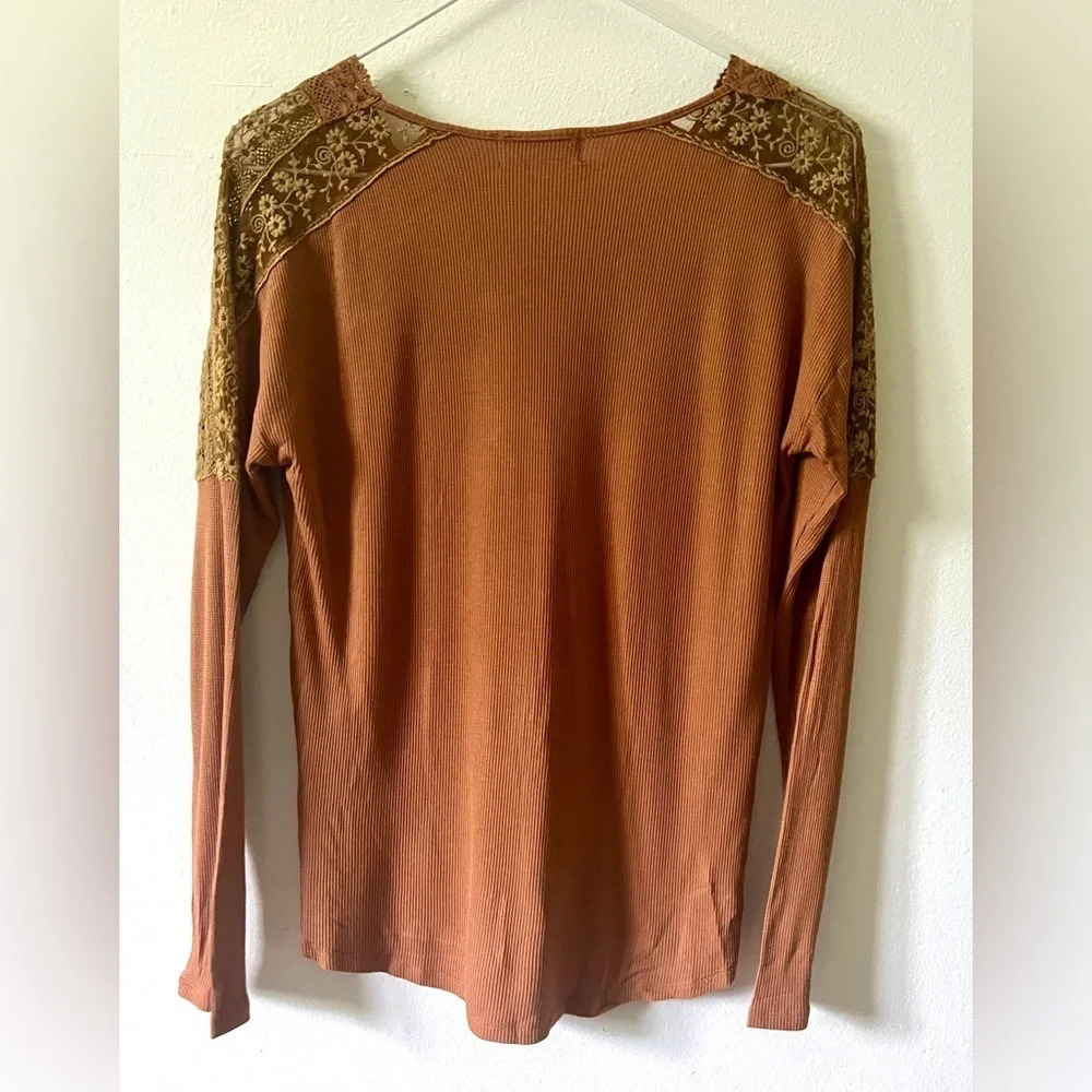 The Nines NWT Lace Detail Burnt Orange Top - Size S - Picture 3 of 3